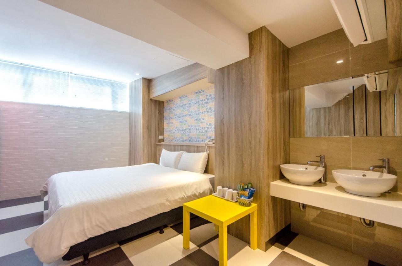 P&E Hotel Tainan Bagian luar foto