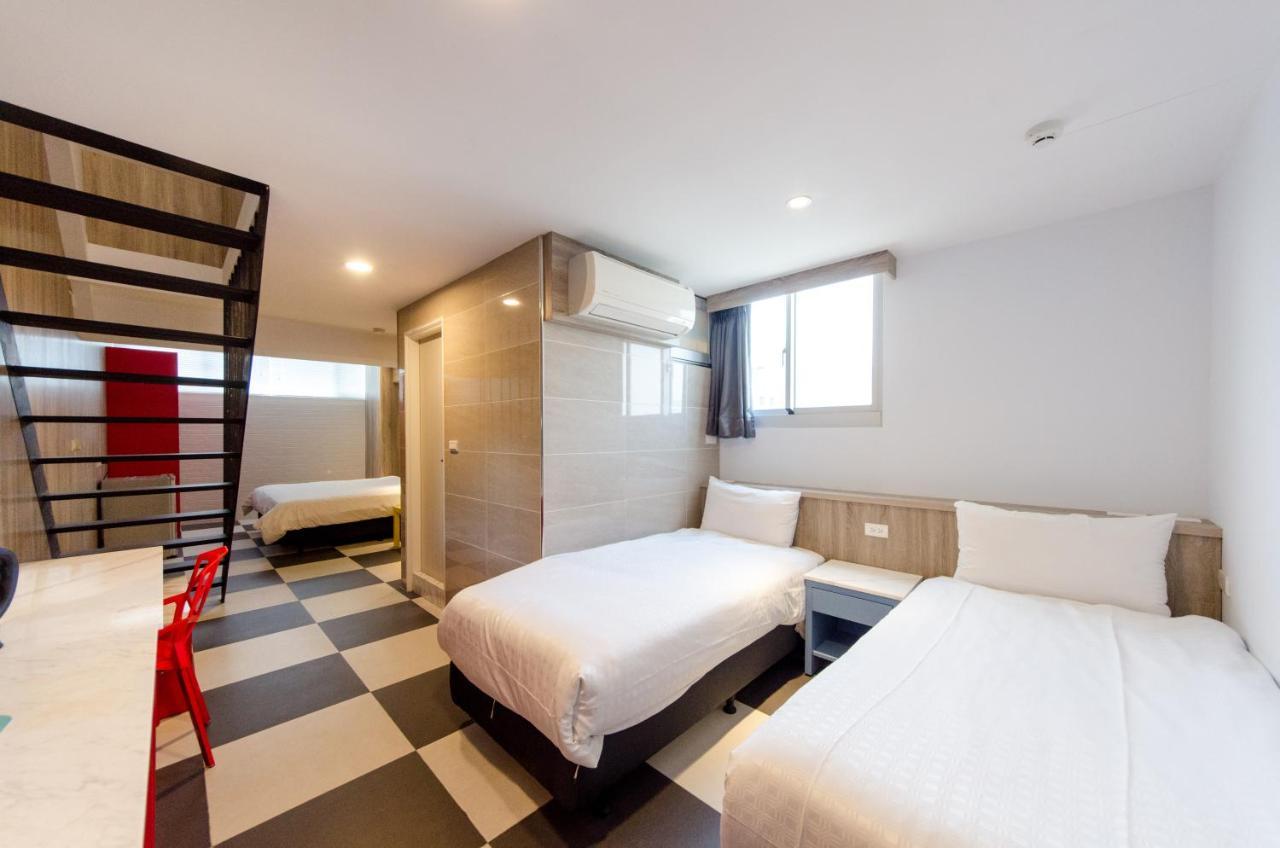 P&E Hotel Tainan Bagian luar foto