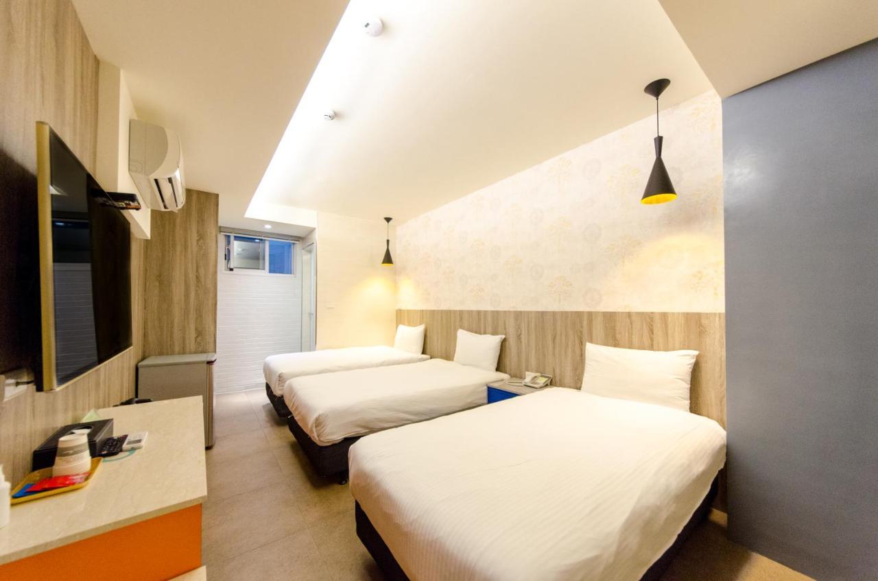 P&E Hotel Tainan Bagian luar foto