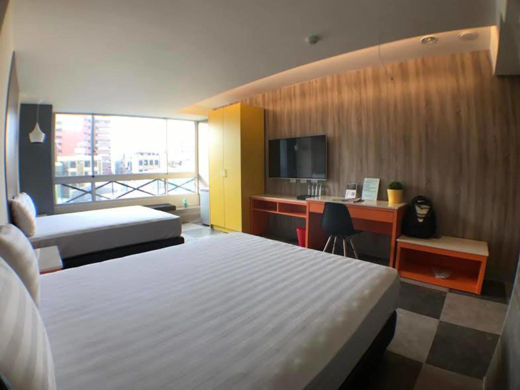 P&E Hotel Tainan Bagian luar foto