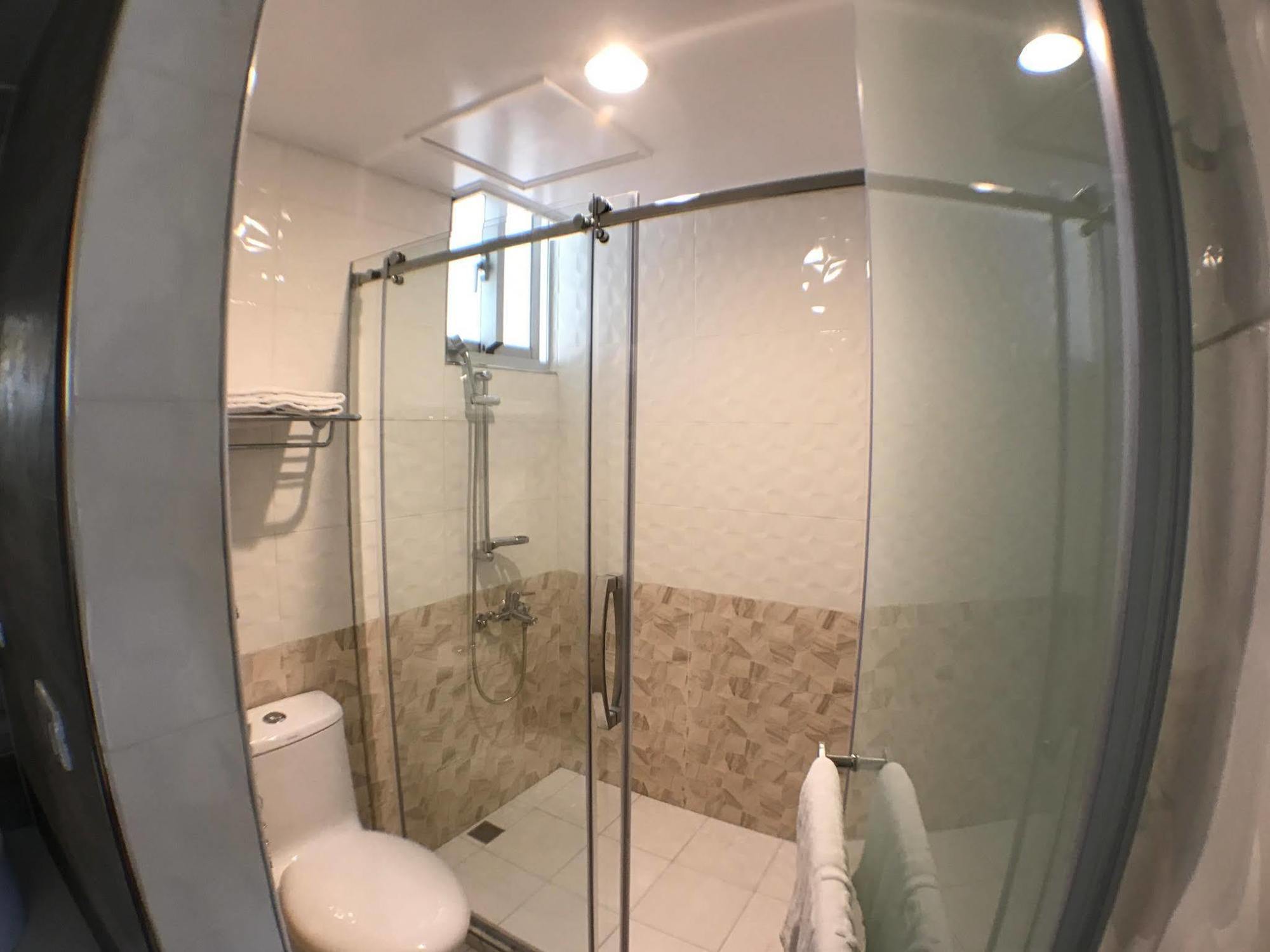 P&E Hotel Tainan Bagian luar foto