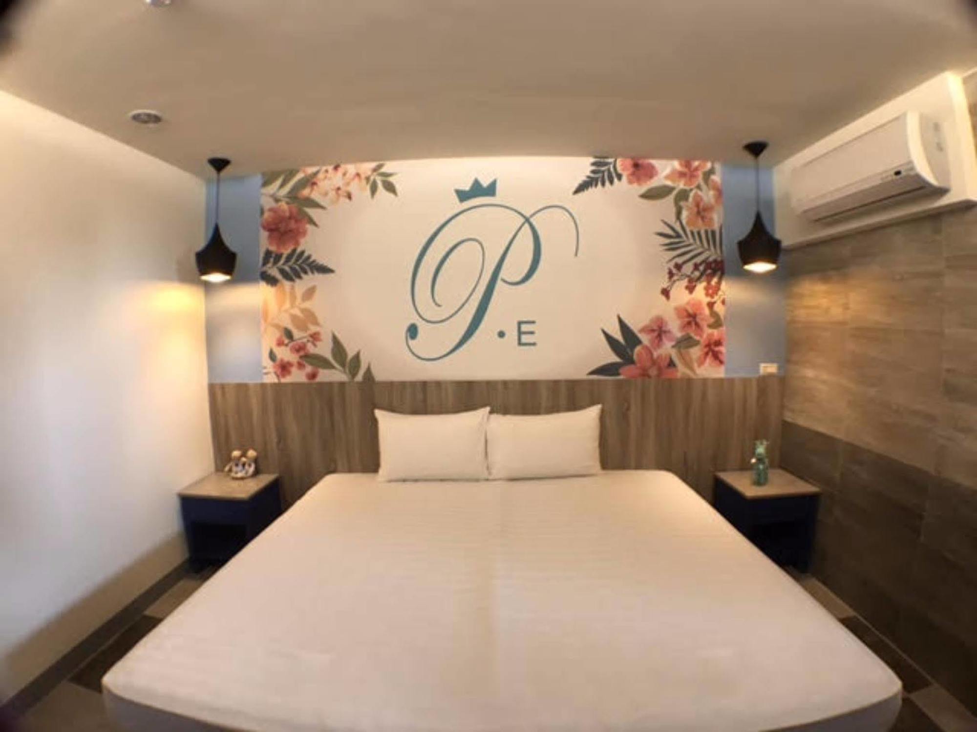 P&E Hotel Tainan Bagian luar foto