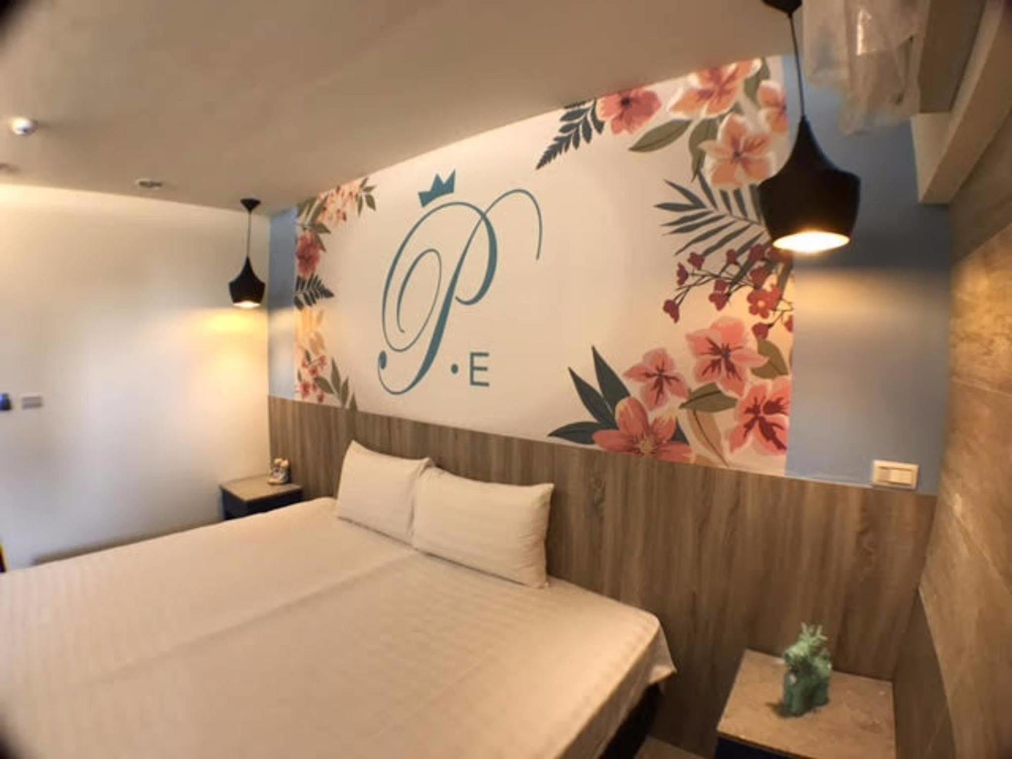 P&E Hotel Tainan Bagian luar foto
