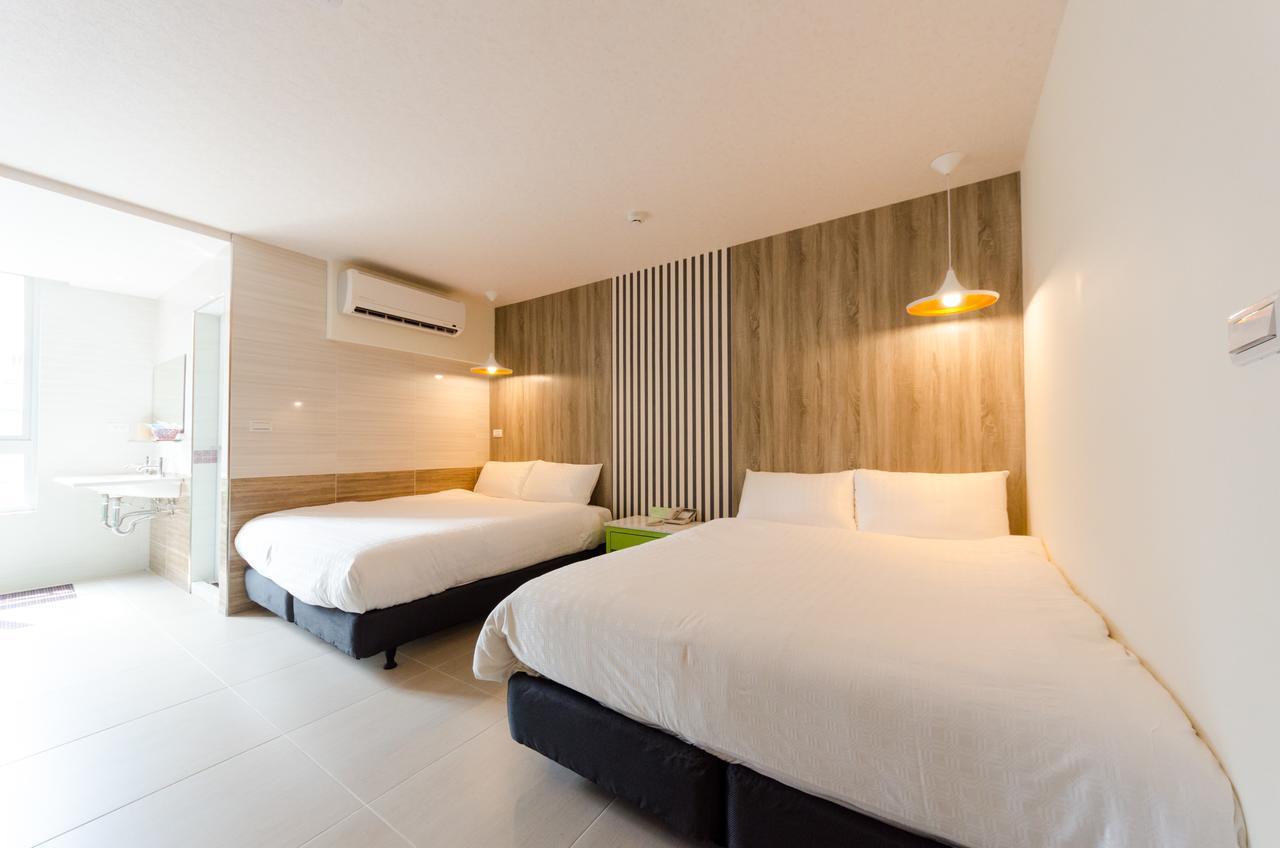 P&E Hotel Tainan Bagian luar foto