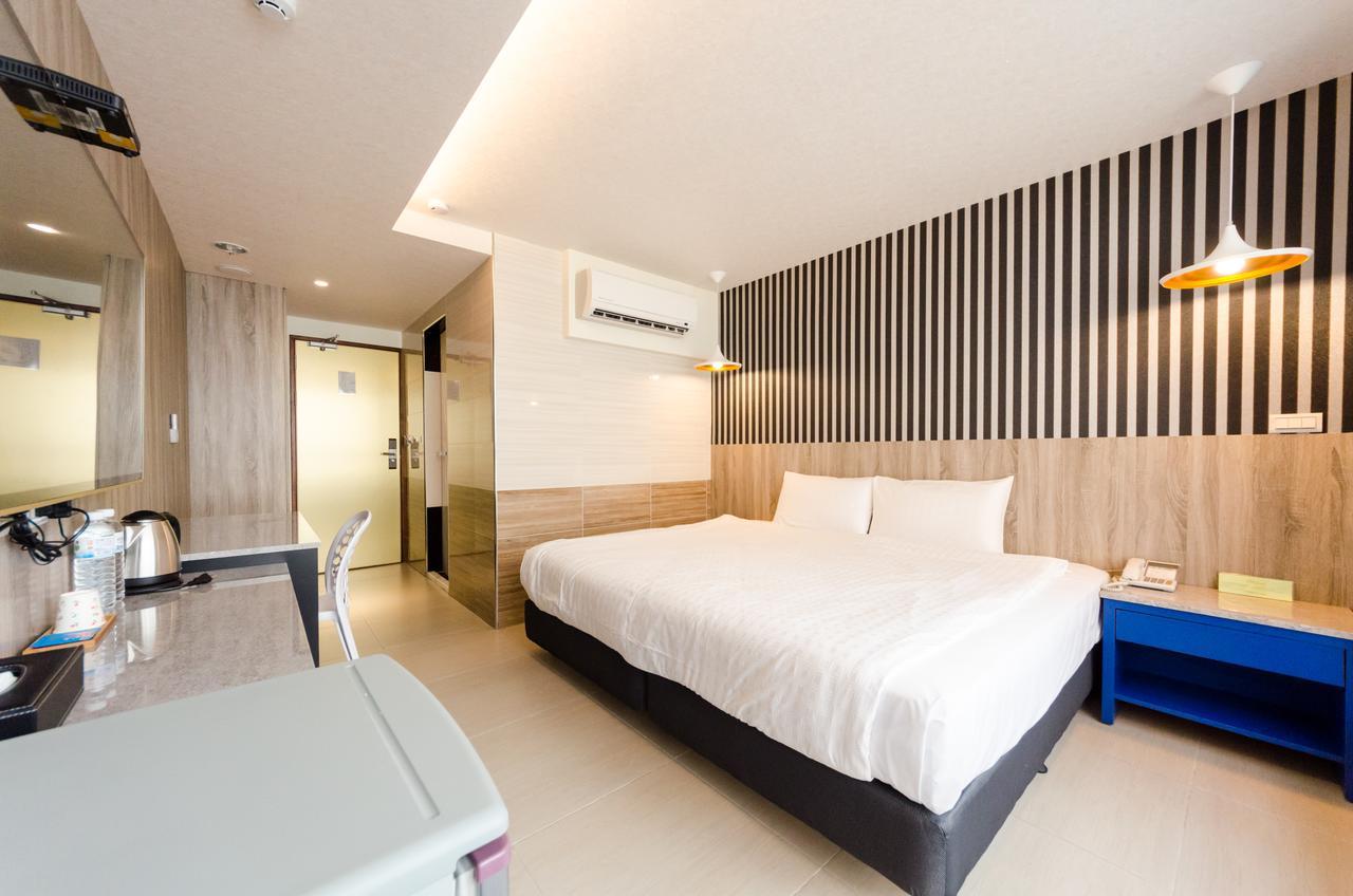 P&E Hotel Tainan Bagian luar foto