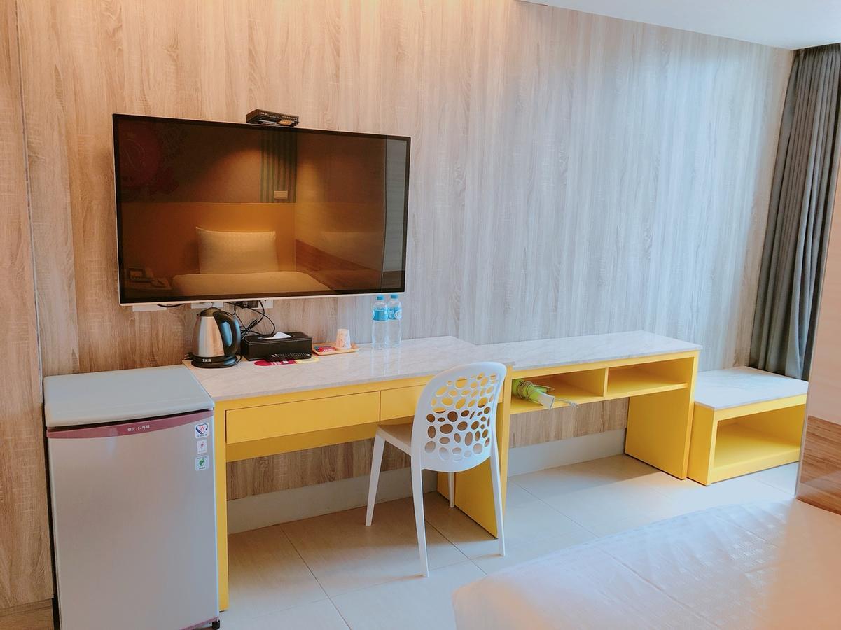 P&E Hotel Tainan Bagian luar foto
