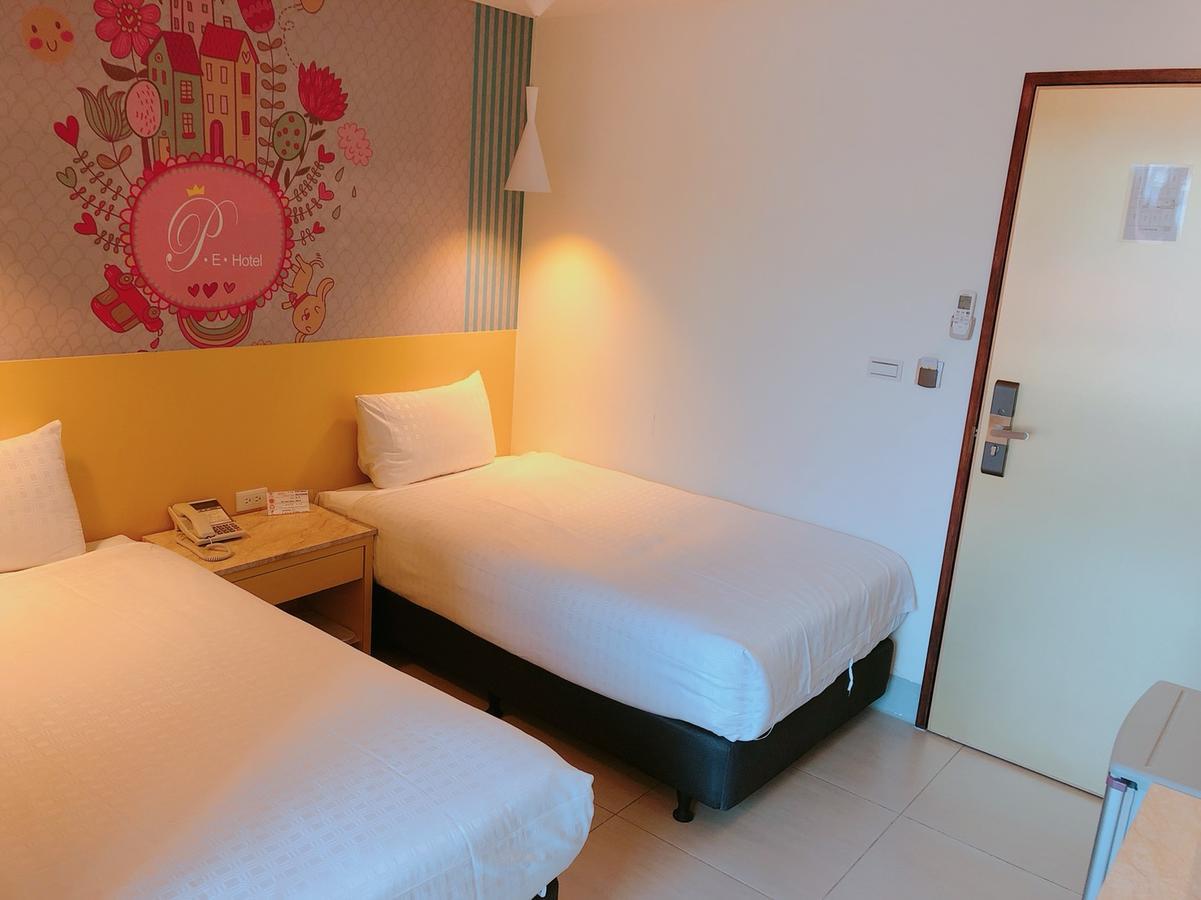 P&E Hotel Tainan Bagian luar foto