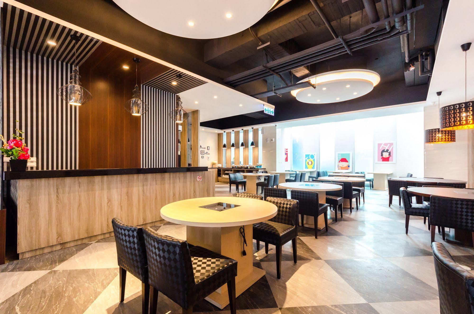 P&E Hotel Tainan Bagian luar foto