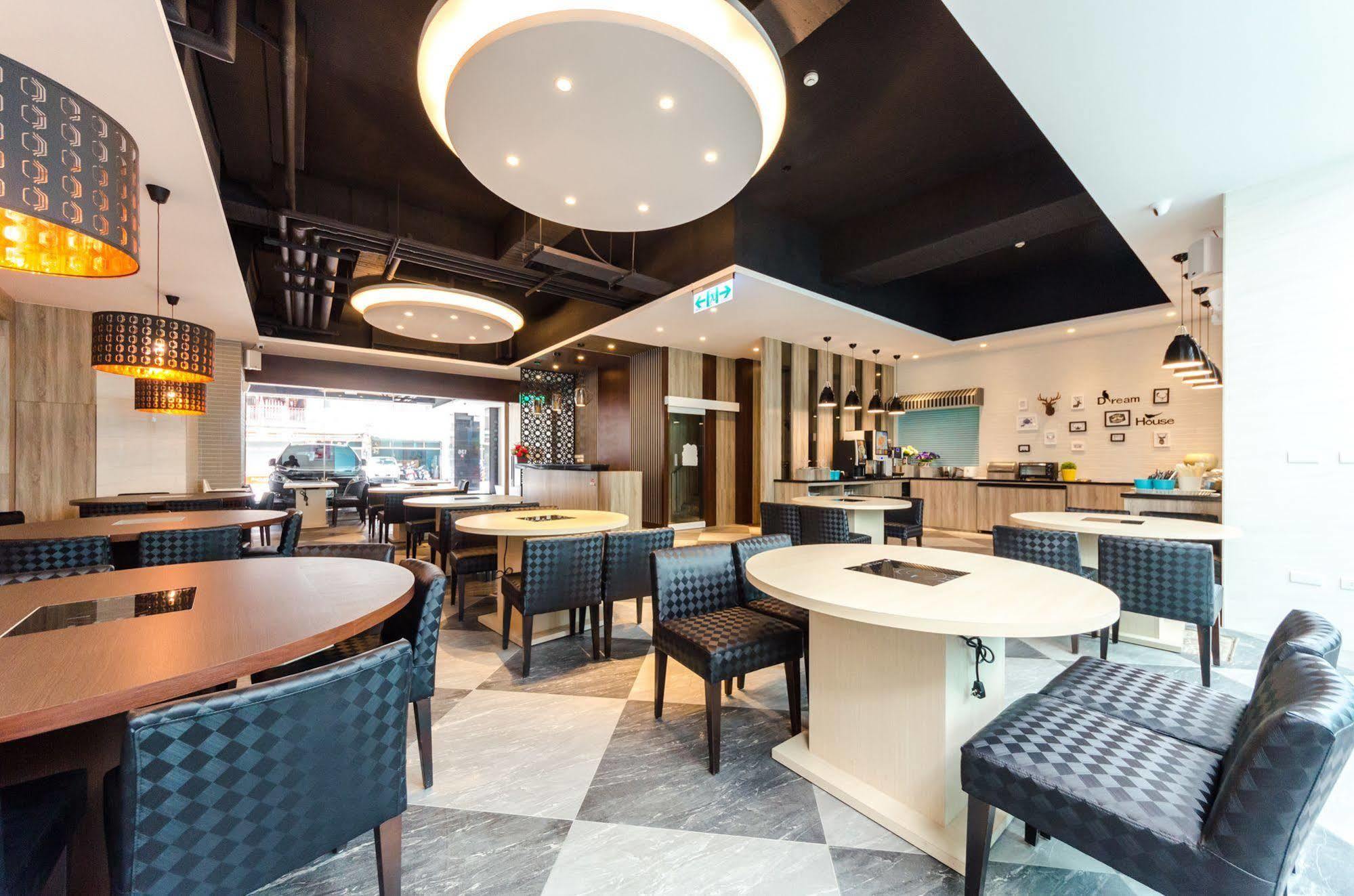 P&E Hotel Tainan Bagian luar foto