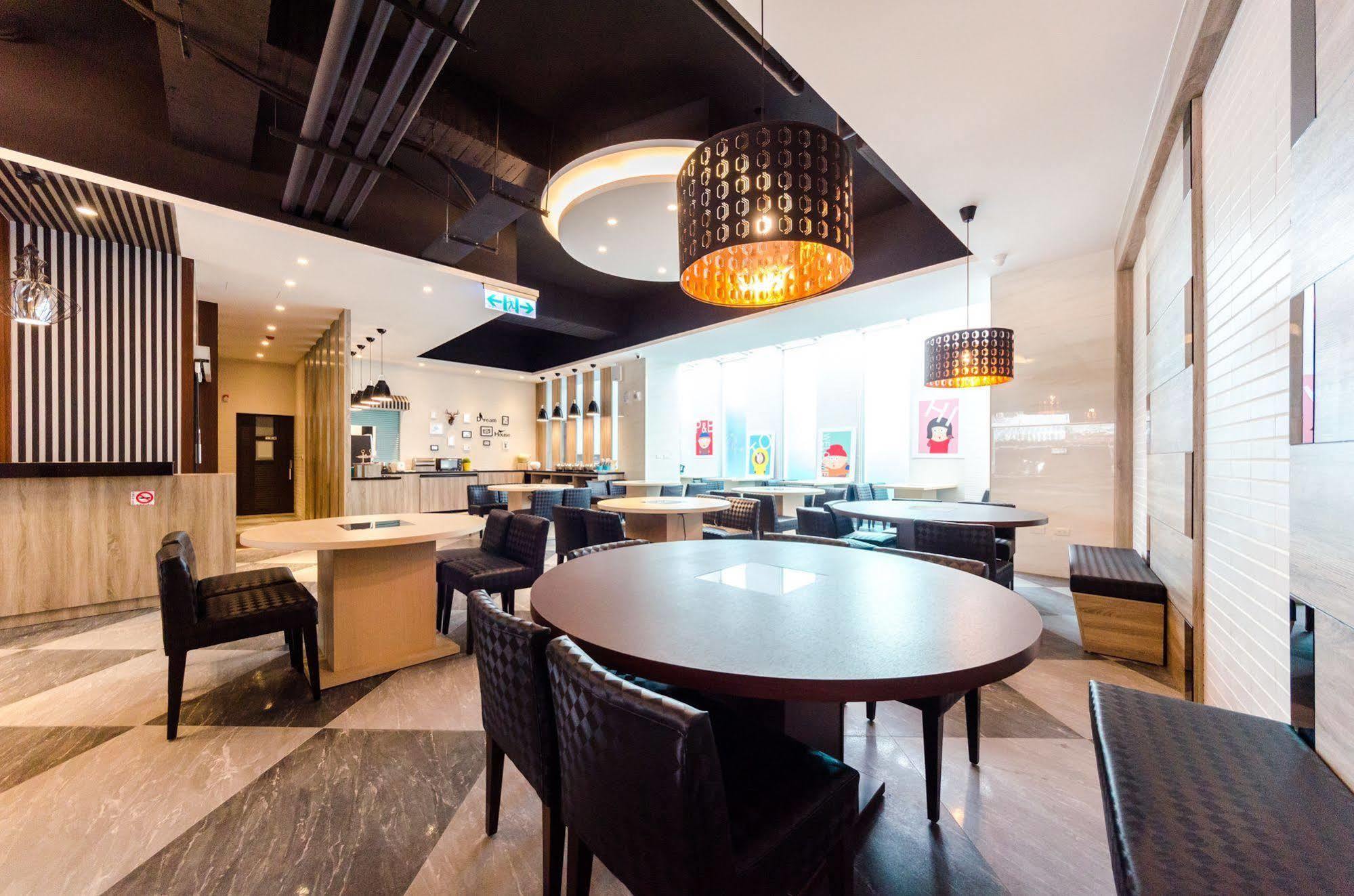 P&E Hotel Tainan Bagian luar foto