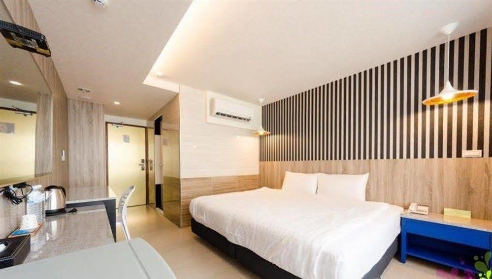 P&E Hotel Tainan Bagian luar foto
