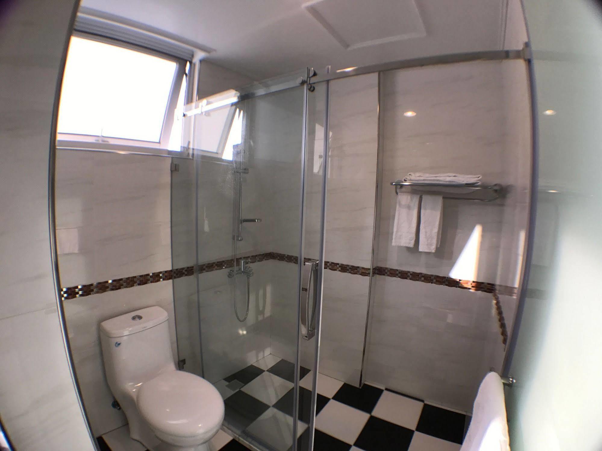 P&E Hotel Tainan Bagian luar foto