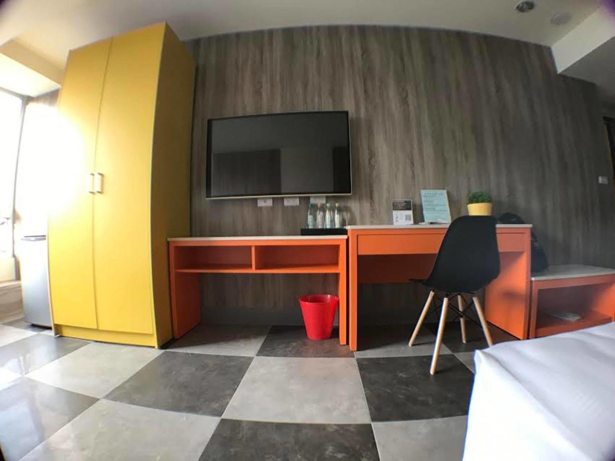 P&E Hotel Tainan Bagian luar foto