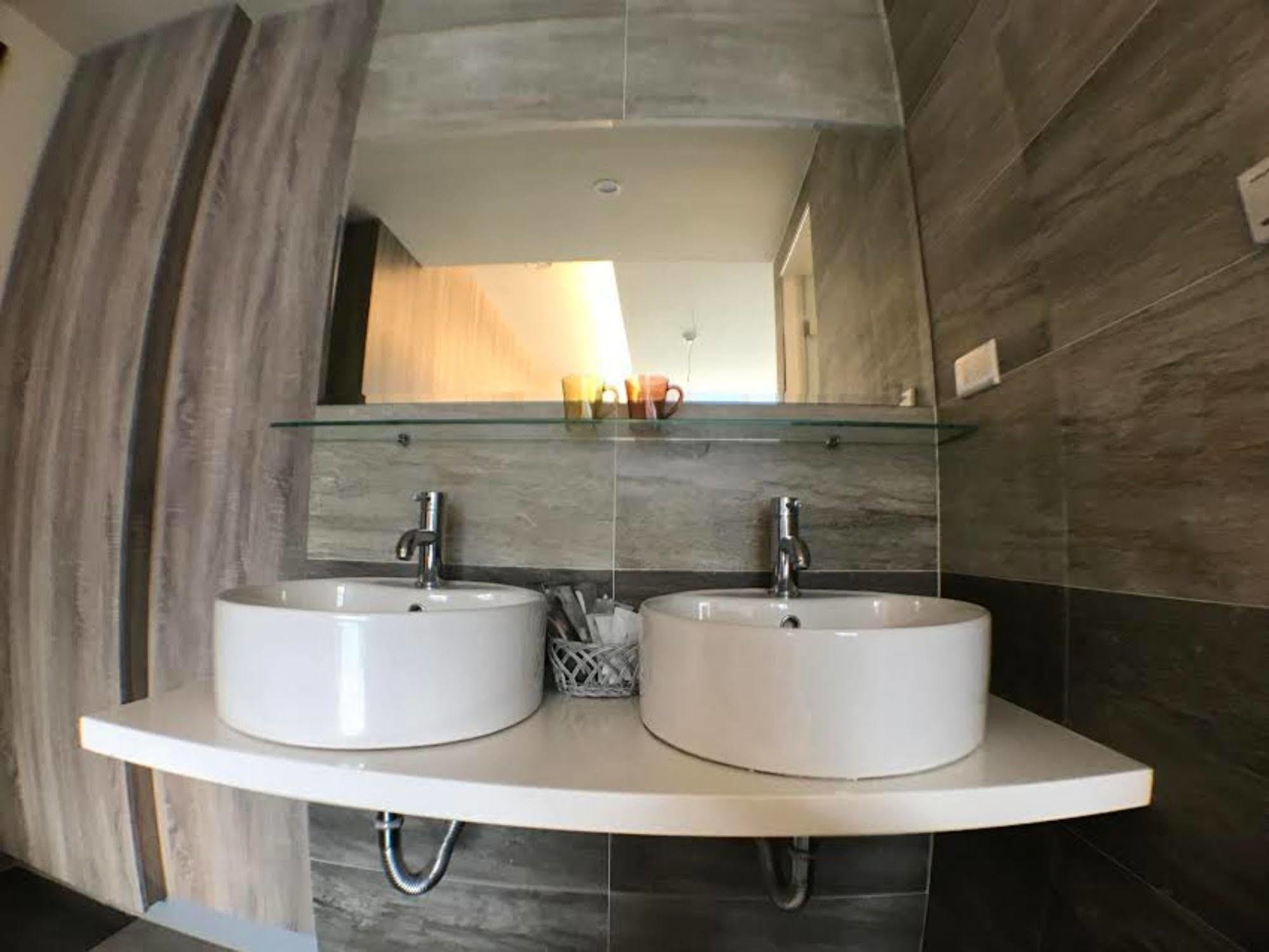 P&E Hotel Tainan Bagian luar foto