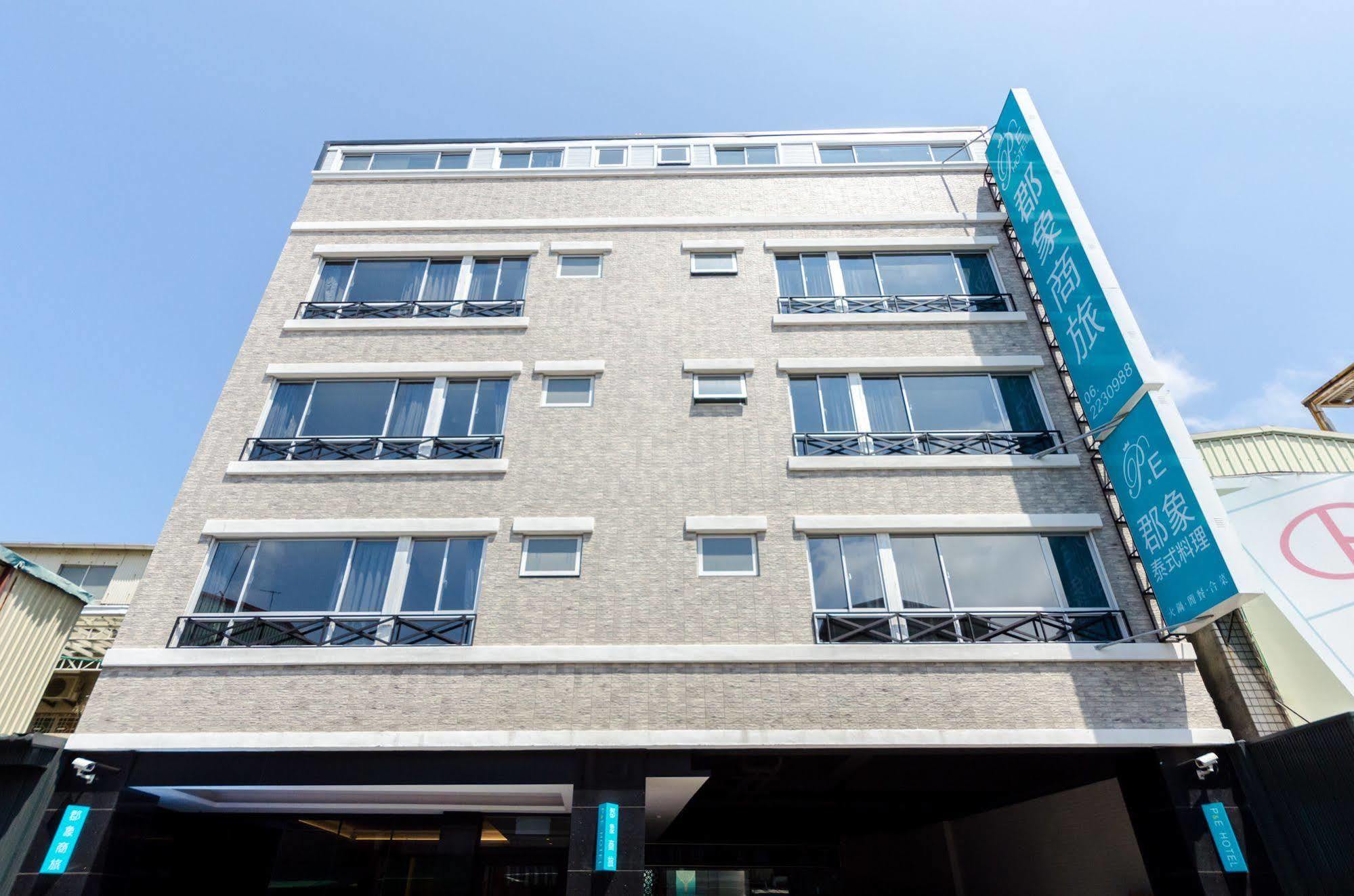 P&E Hotel Tainan Bagian luar foto