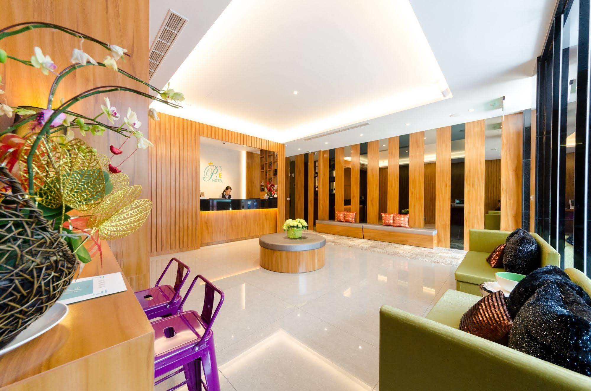 P&E Hotel Tainan Bagian luar foto