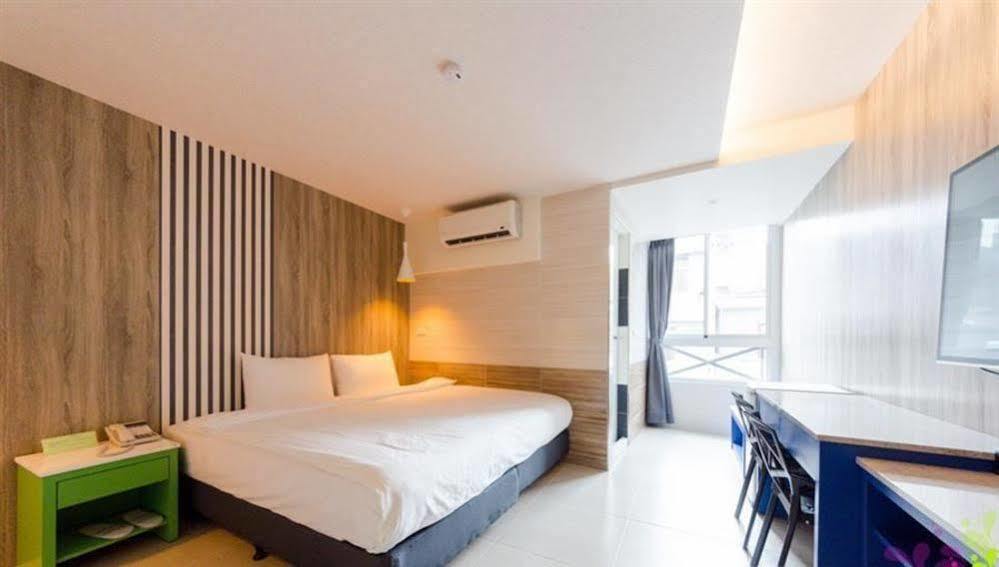 P&E Hotel Tainan Bagian luar foto