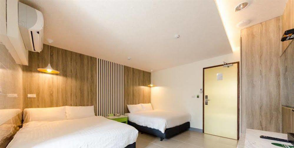 P&E Hotel Tainan Bagian luar foto
