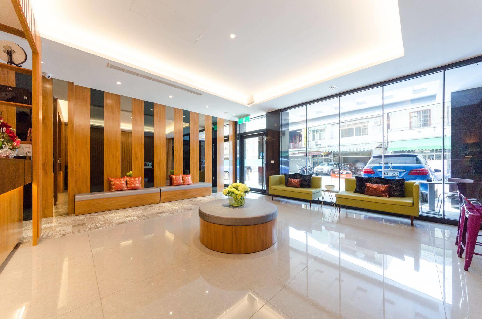 P&E Hotel Tainan Bagian luar foto