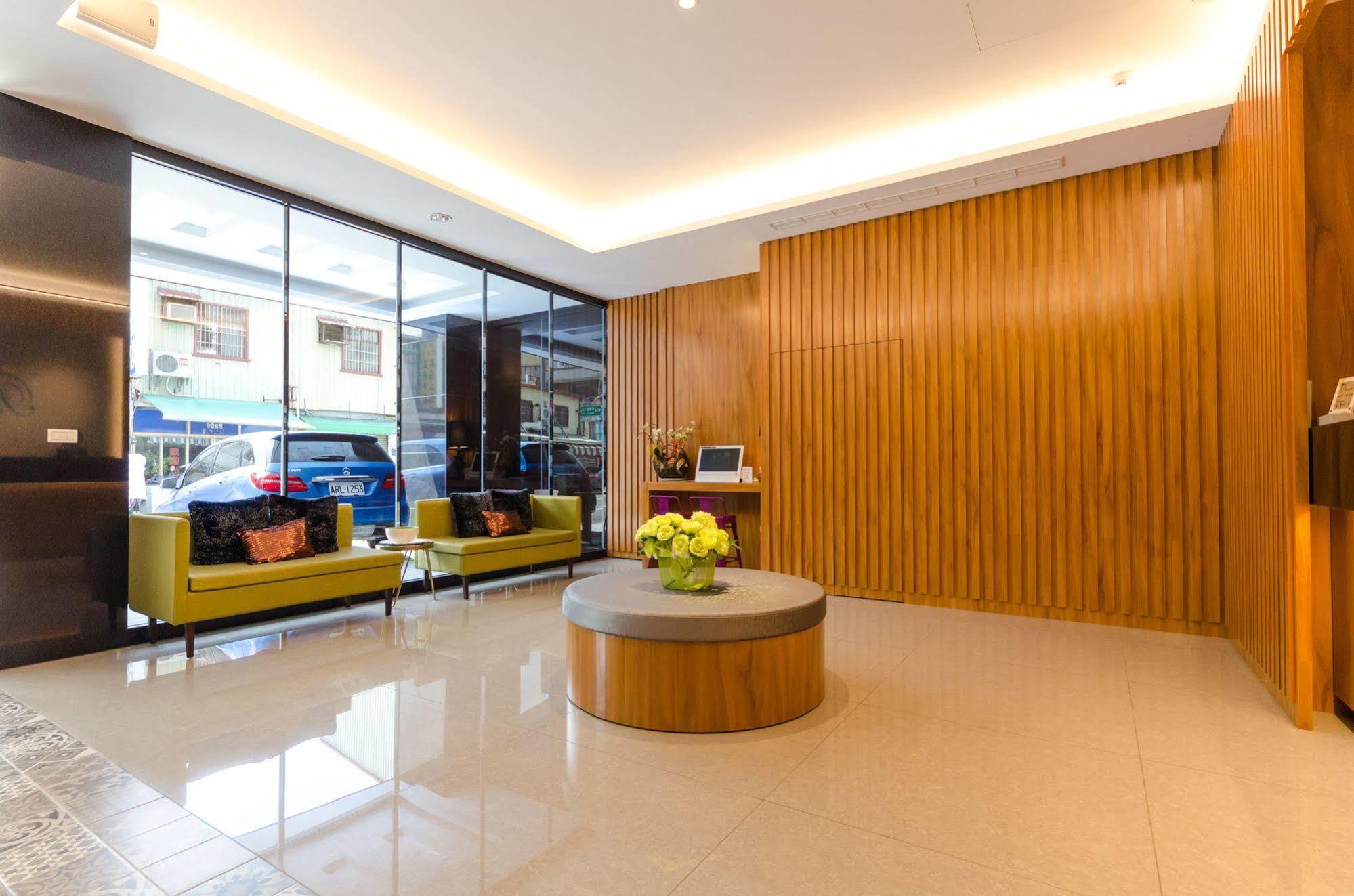 P&E Hotel Tainan Bagian luar foto