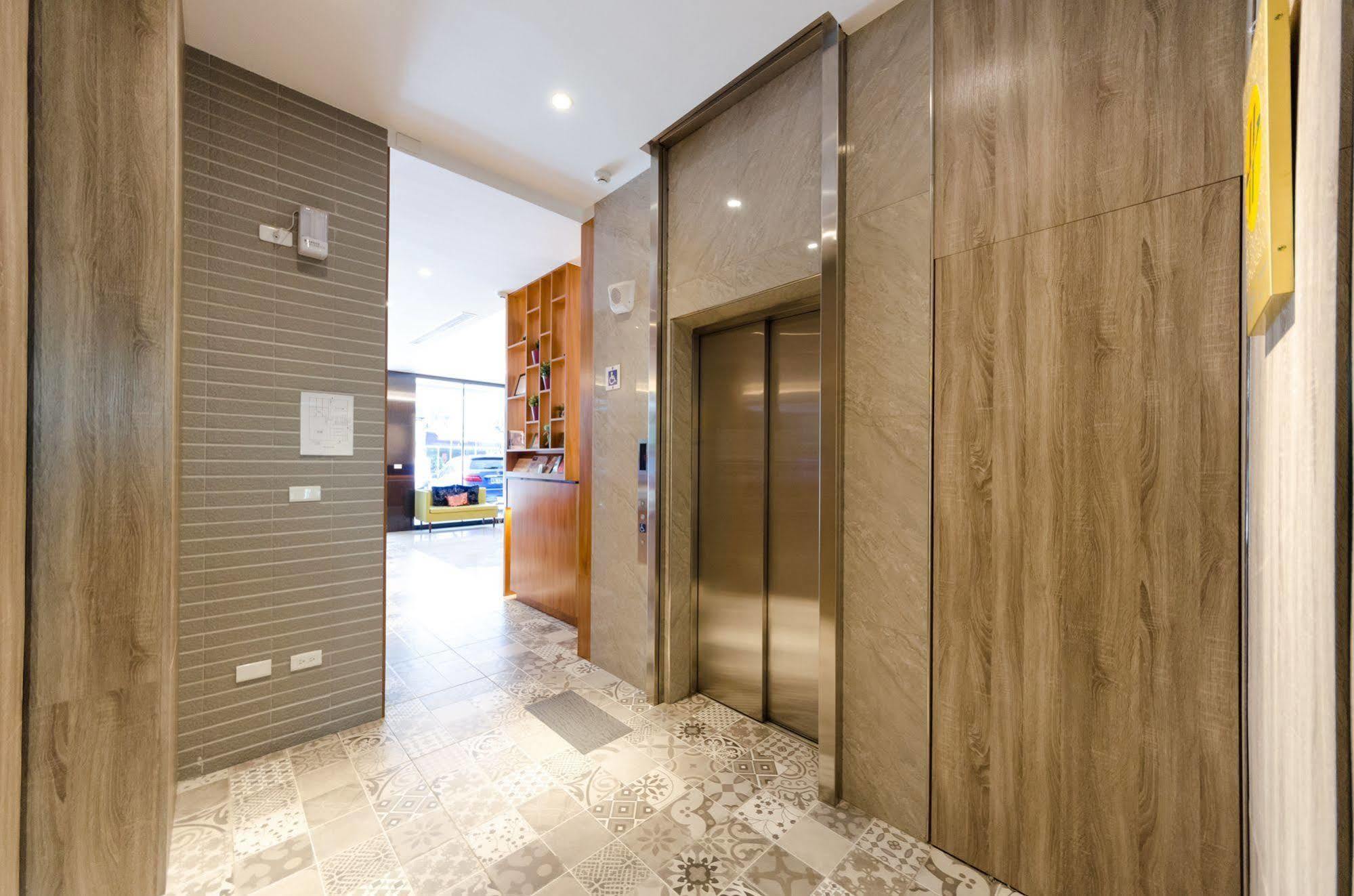 P&E Hotel Tainan Bagian luar foto