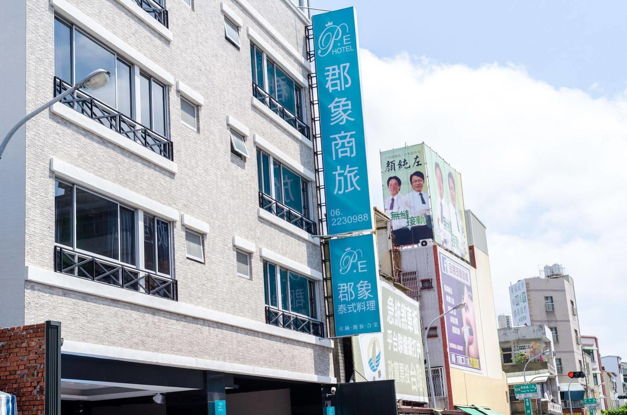 P&E Hotel Tainan Bagian luar foto