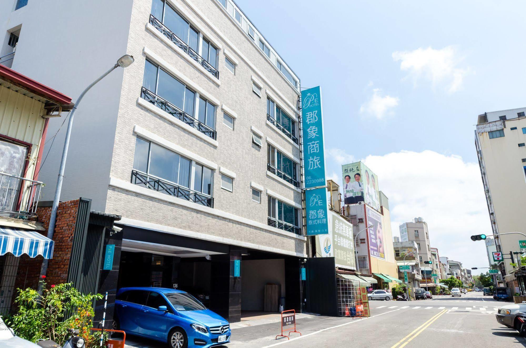 P&E Hotel Tainan Bagian luar foto