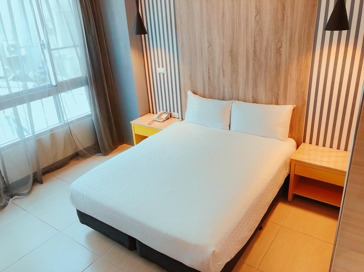 P&E Hotel Tainan Bagian luar foto