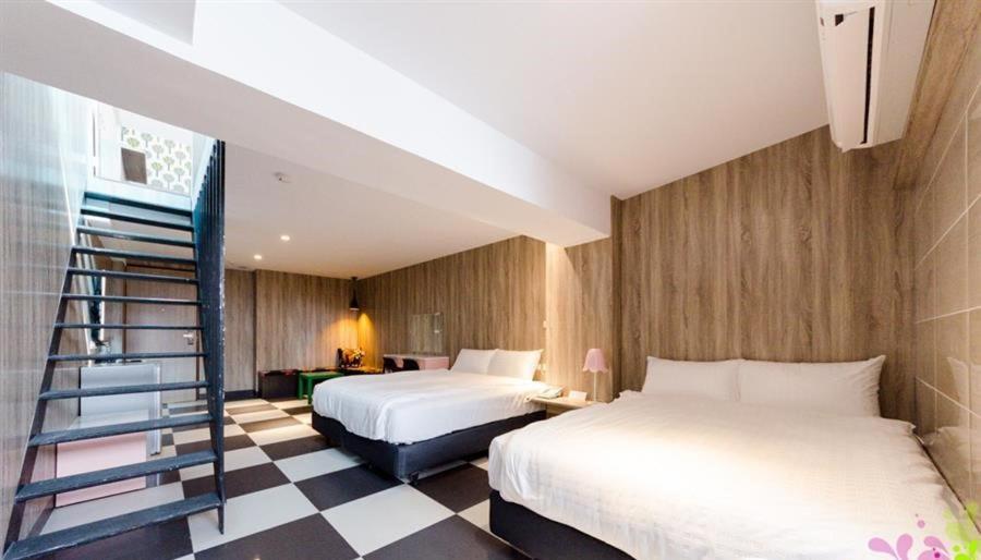 P&E Hotel Tainan Bagian luar foto