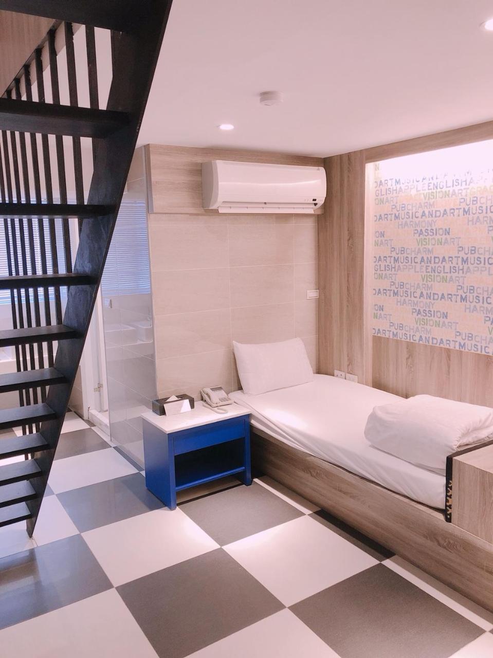 P&E Hotel Tainan Bagian luar foto